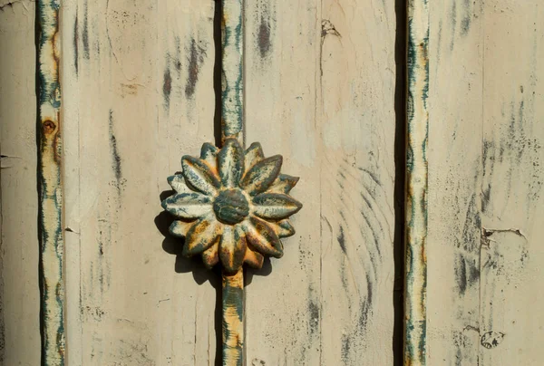 錬鉄製の錆びた金属の花を閉じるU — ストック写真