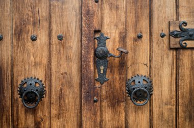 Yeni metal dekoratif siyah işlemeli demir kilit ve ahşap kapı kolları.