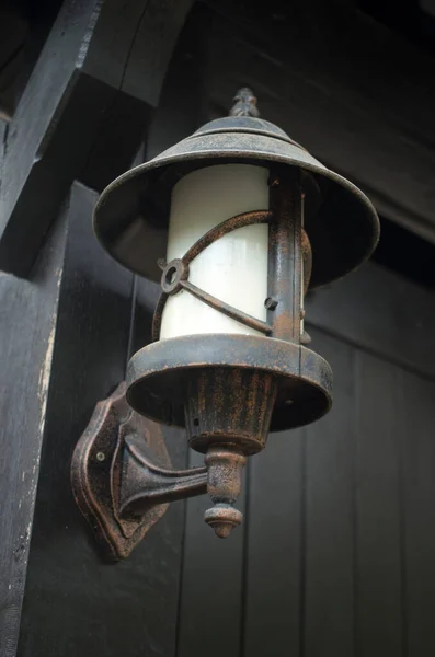 Старий Метал Декоративна Іржава Вхідна Лампа Дерев Яних Дверях Closeu — стокове фото