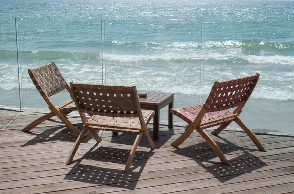Stół Trzy Wiklinowe Krzesła Nad Morzem Pobliżu — Zdjęcie stockowe