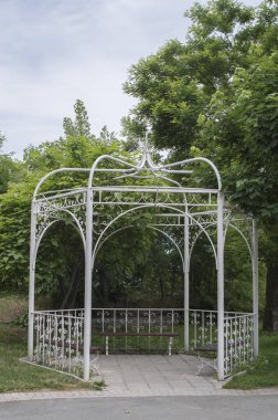 İşlenmiş demirden yapılmış yeni dekoratif park çardağı.