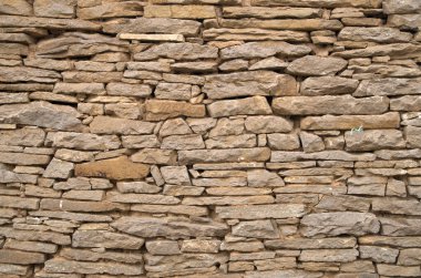 Eski taş duvar sana yakın.