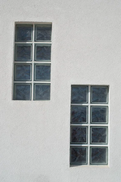 外面两扇玻璃窗 望着白墙 — 图库照片