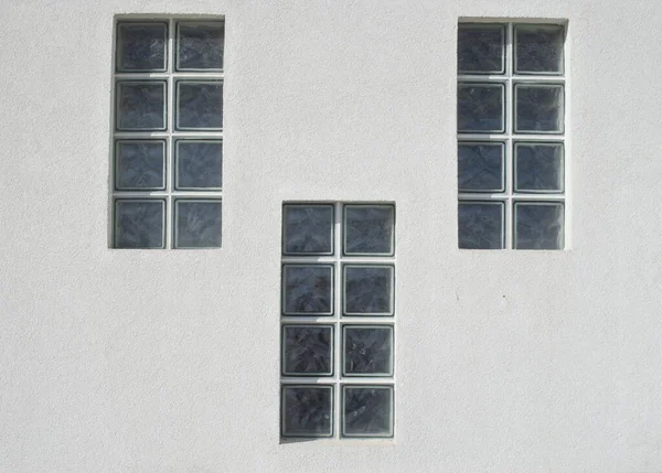 Cztery Szklane Okna Bloku Patrząc Zewnątrz Białym Wal — Zdjęcie stockowe