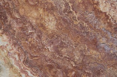 Yakındaki soyut oval taşlarla dolu rahatlatıcı bir taş.