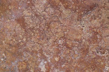 Yakındaki soyut oval taşlarla dolu rahatlatıcı bir taş.