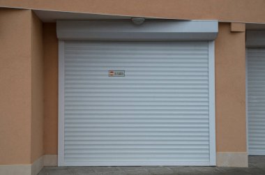 Dış metale yakın garaj kapıları kapanıyor.