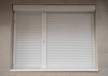 Çift pencereli yeni bir dış kapaklı paten kapatma u