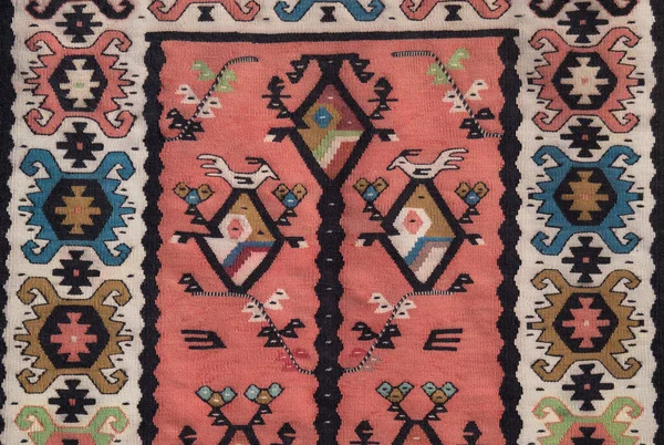 カラフルな新しい伝統的なChiprostsiは 鳥の装飾が閉じられているカーペットをウール ブルガリア ヨーロッパ — ストック写真