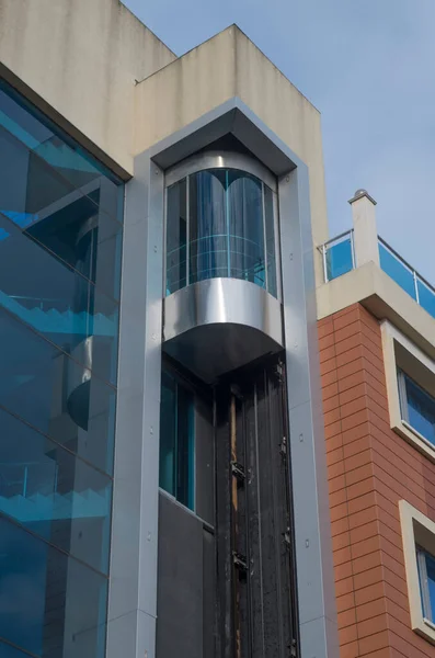 Moderno Elevador Vidro Externo Azul Perto — Fotografia de Stock