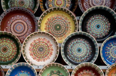 Bulgaristan ve Europ 'tan renkli geleneksel Truva çömleği tabakları