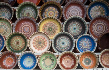 Bulgaristan ve Europ 'tan renkli geleneksel Truva çömleği tabakları