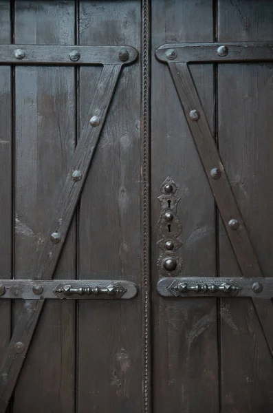 Nové Tmavě Hnědé Dřevěné Dveře Kovovými Ozdobnými Rukojetěmi Klíčem — Stock fotografie