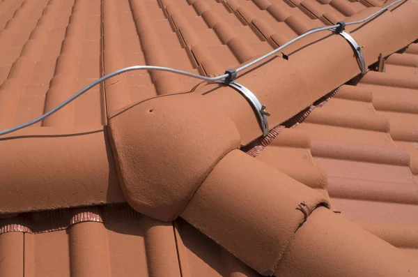 屋根の新しい乾燥尾根システムと3つの方法尾根タイルを閉じるU — ストック写真