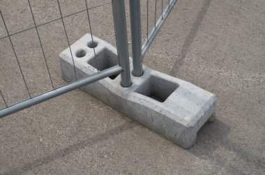 İnşaat alanları için geçici taşınabilir çitler için 4 delikli beton taban.
