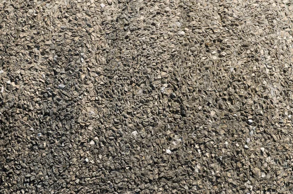 コンクリートと砂利を閉じるUと古い灰色の石の壁 — ストック写真