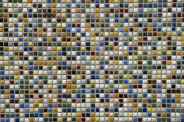 Renkli seramik mozaik fayanslar vinci kapatır