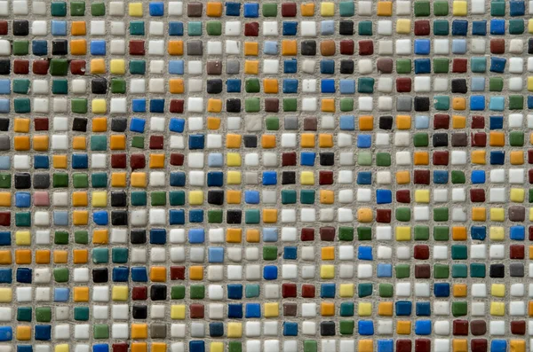 Renkli seramik mozaik fayanslar vinci kapatır