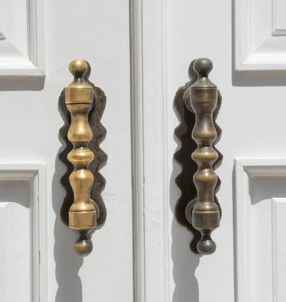 真鍮ハンドルを持つ白い木製のドアの一部を閉じるU — ストック写真