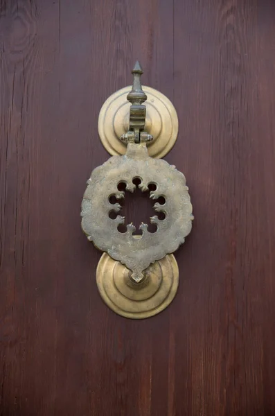 Παλιά Διακοσμητική Στρογγυλή Πόρτα Ορείχαλκο Knocker Για Πόρτα Από Ξύλο — Φωτογραφία Αρχείου