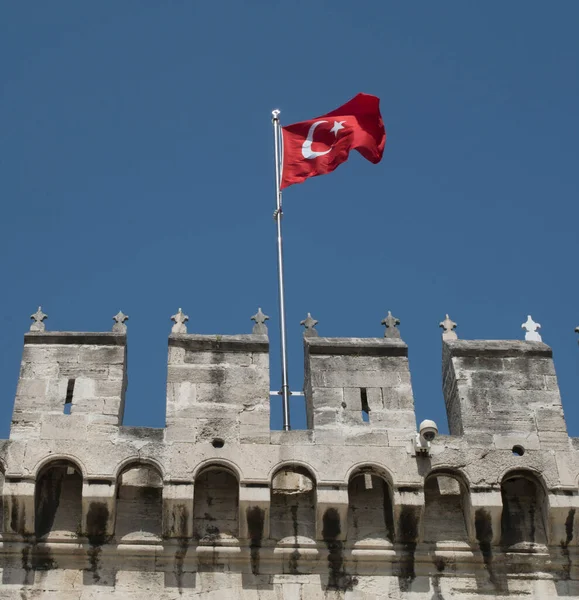 İstanbul 'daki Topkapı Sarayı' nın kalesindeki Türk bayrağı