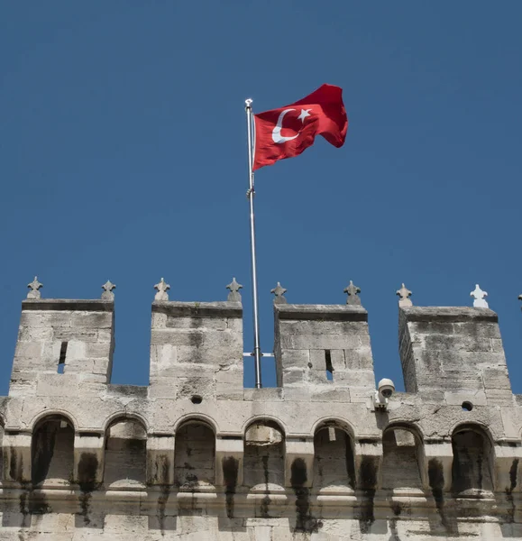 トルコのイスタンブールのトプカピ宮殿Iの要塞壁のトルコの旗 ストック画像