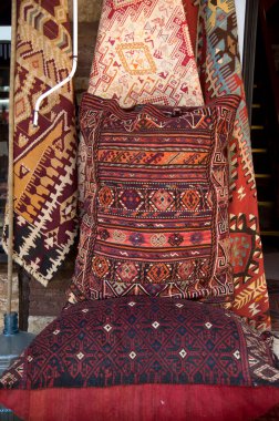 İstanbul 'daki pazarda renkli İran halıları ve yastıkları