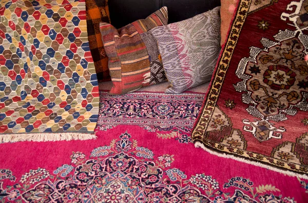 Tapis Oreillers Persans Colorés Sur Marché Istanbul Turquie Image En Vente