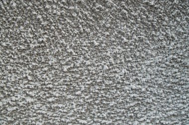 Duvarda eski gri beton sıva var.