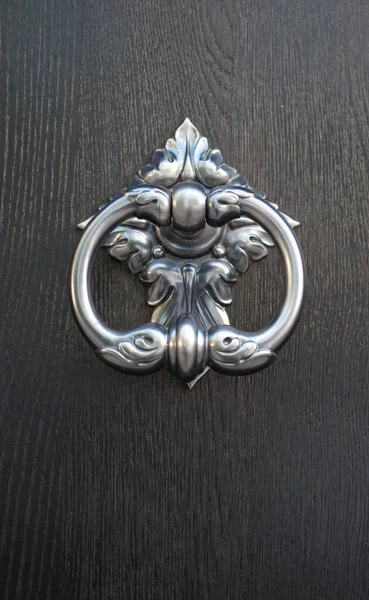 New Decorative Metal Door Knocker Wood Door Closeu — Stockfoto