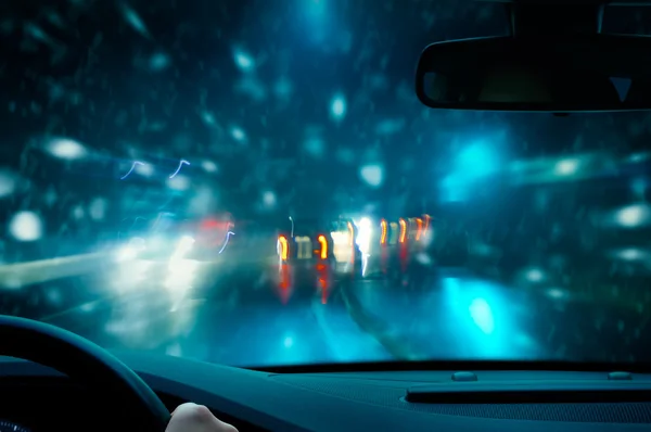 Conducción de invierno - conducción nocturna - precaución —  Fotos de Stock