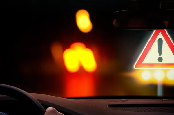 Conducción nocturna - precaución - luces de freno — Foto de Stock