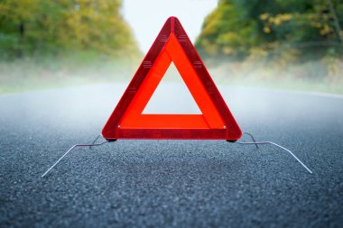 Uyarı sis - sisli bir yolda uyarı üçgeni