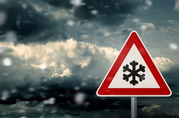 Conducción de invierno - riesgo de nieve y tormenta - precaución — Foto de Stock