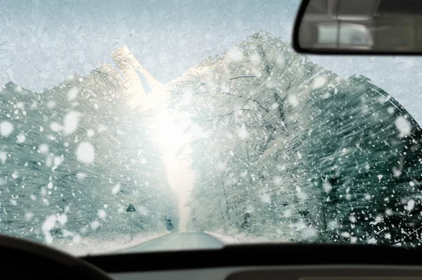 Зимнее вождение - снег на проселочной дороге — стоковое фото