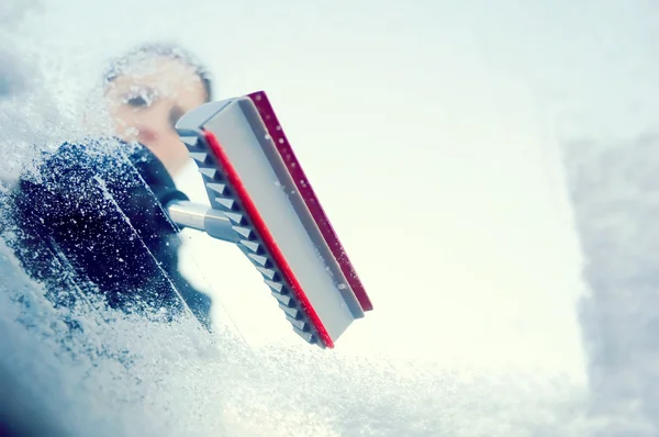 Conduite hivernale - femme gratte la glace d'un pare-brise — Photo