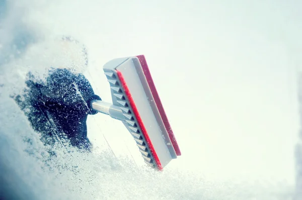 Winter rijden - vrouw ijs uit een voorruit schrapen — Stockfoto