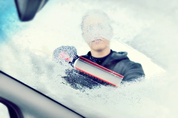 La conducción invernal - la mujer que raspa el hielo del parabrisas —  Fotos de Stock