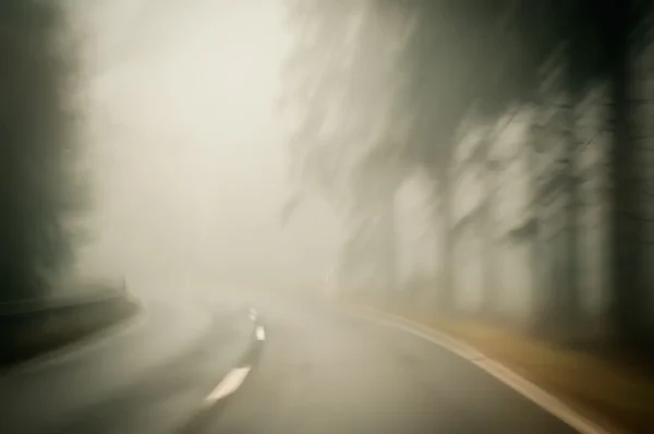 悪い天気運転 - 注意 — ストック写真