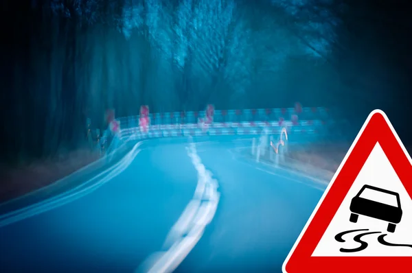 Nattrafik - varning - kurvig väg-注意 - と曲がりくねった道路を運転夜 — Stockfoto