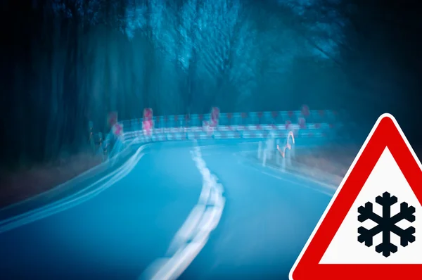 Nattrafik - varning - kurvig väg-注意 - と曲がりくねった道路を運転夜 — ストック写真