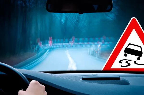 Carretera con curvas - PRECAUCIÓN - la conducción nocturna — Stockfoto