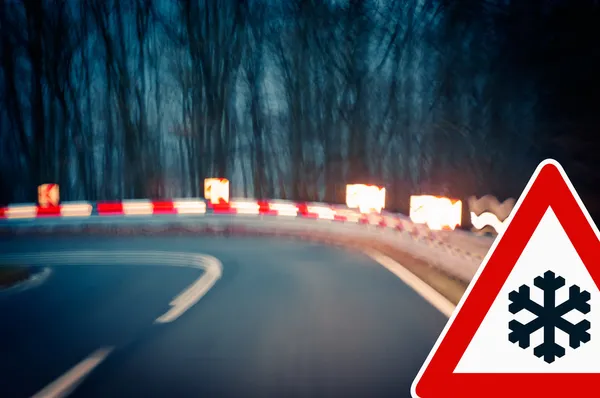 Condução noturna - cuidado - estrada curvilínea — Fotografia de Stock