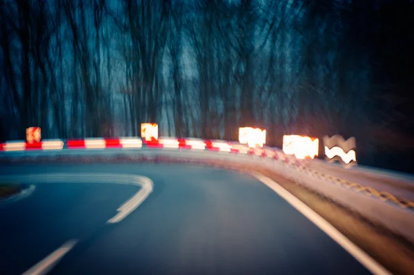 Ночное вождение - осторожность - кривая дорога — стоковое фото