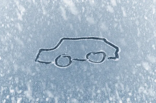 Winter rijden – sneeuw op een ijs bedekt voorruit — Stockfoto
