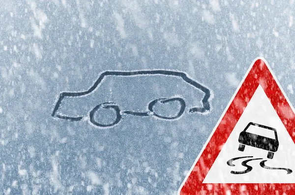 Winter rijden – sneeuw op een ijs bedekt voorruit — Stockfoto