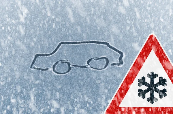 Winter rijden – sneeuw op een ijs bedekt voorruit — Stockfoto