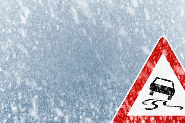 Vinter körning - snö på en is täckte vindrutan — Stockfoto