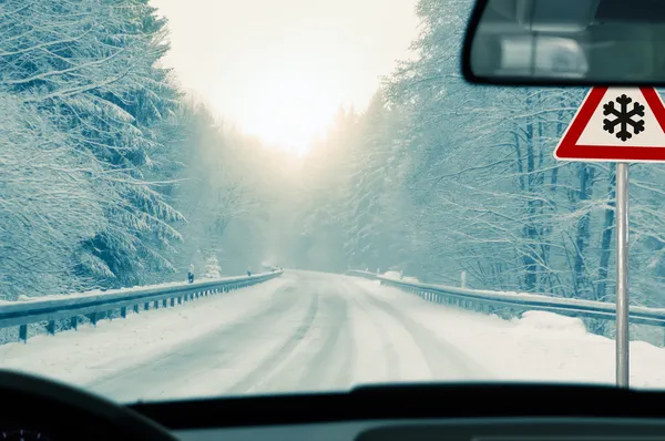 Conducción de invierno - riesgo de nieve y hielo — Foto de Stock