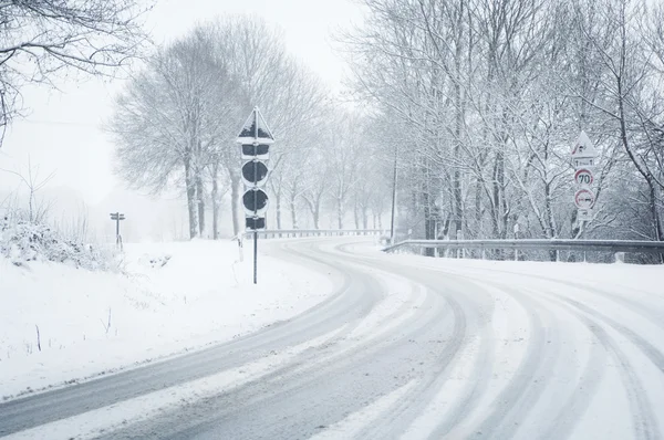 Condução de inverno - neve em uma estrada de país — Fotografia de Stock